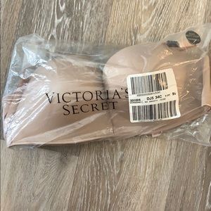 Victoria’s Secret bombshell bra 34C.